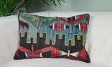 orientalisches Ethnokissen in bunten Farben auf weissem Sofa