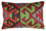 kilimkissen mit gruen-schwarz-rotem graphischen Muster