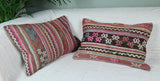 zwei orientalische Dekokissen mit braun und pink auf weissem Sofa