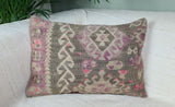 grau-rosa gemustertes orientalisches Dekokissen auf weissem Sofa