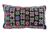 Reich mit orientalischen Mustern verziertes Kelimkissen, bunte Ornamente auf schwarzer Wolle